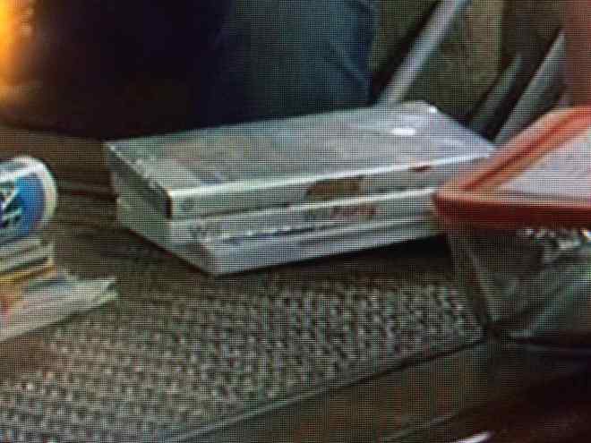 Notice the top of the box that shouldn't be shining if it were really open.