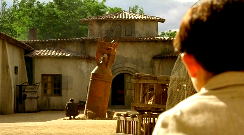 The Devil's Backbone (dir. by Guillermo del Toro)