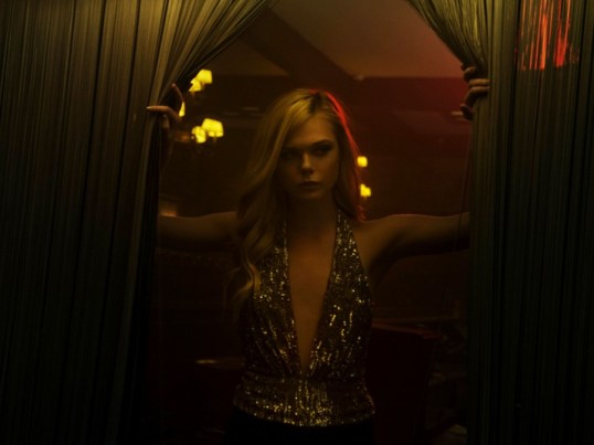 the-neon-demon-elle-fanning-900x0-c-default